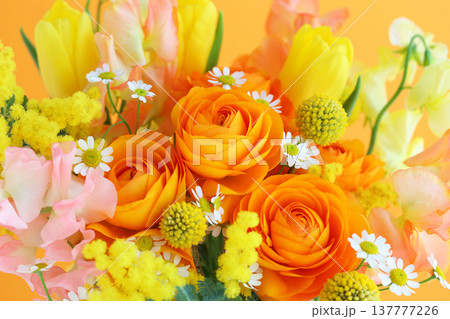 ミモザ入りのフラワーアレンジ　オレンジ色　黄色 137777226