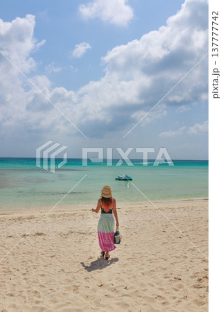 海へ歩く女性の後ろ姿 海へ歩く女性の後ろ姿 137777742