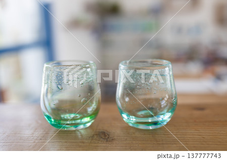 気泡入りの手作りガラスグラス 137777743