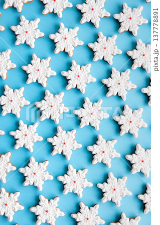 Gingerbread in the form of snowflakes on a blue background. Gingerbread in the form of snowflakes on a blue background. 137778891