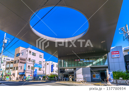 日本の東京都市景観　東急電鉄大井町線　上野毛駅 正面口などを望む 137780934