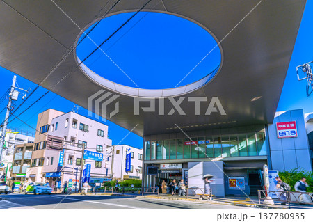 日本の東京都市景観　東急電鉄大井町線　上野毛駅 正面口などを望む 137780935