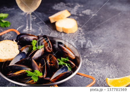 Delicious seafood mussels with sauce and parsley. 137781569