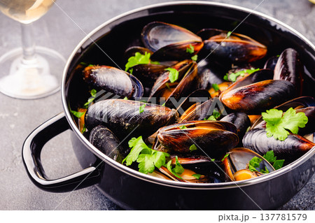 Delicious seafood mussels with sauce and parsley. 137781579