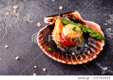 Cooked scallops with vegetables 137781629