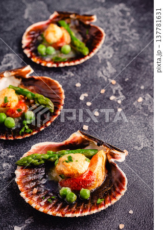 Cooked scallops with vegetables 137781631