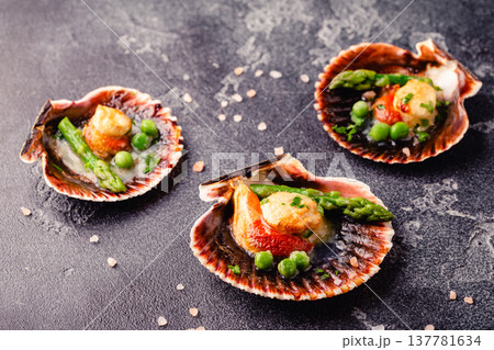 Cooked scallops with vegetables 137781634
