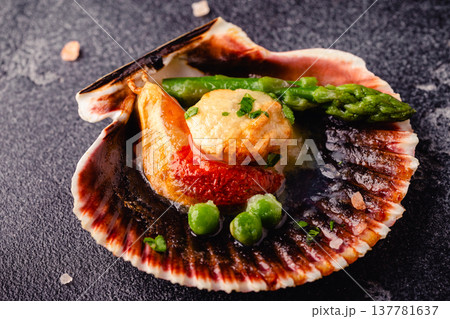 Cooked scallops with vegetables 137781637