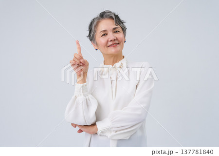 人差し指を立てるシニア女性 137781840