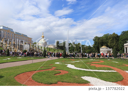 Russia, St. Petersburg, Peterhof, July 4, 2018. On the photo is the Grand Cascade fountain in the Upper Park of the Peterhof State Museum and people who walk in the park 137782022