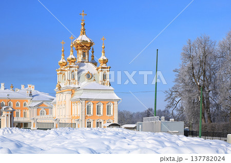 Russia, St. Petersburg, Peterhof, February 21, 2018. The photo shows the main court church in the Upper Park of the State Museum-Reserve "Peterhof" and people walking in the park and admiring the Russia, St. Petersburg, Peterhof, February 21, 2018. The photo shows the main court church in the Upper Park of the State Museum-Reserve "Peterhof" and people walking in the park and admiring the 137782024