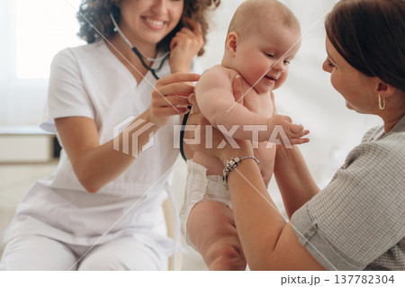 Healthcare conception. Mother with her baby girl is at doctor's appointment 137782304