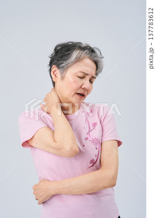 肩こりに苦しむシニア女性 137783612