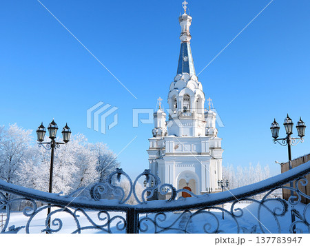 Russia, St. Petersburg, Peterhof, February 21, 2018. The photo shows the main court church in the Upper Park of the State Museum-Reserve "Peterhof" and people walking in the park and admiring the Russia, St. Petersburg, Peterhof, February 21, 2018. The photo shows the main court church in the Upper Park of the State Museum-Reserve "Peterhof" and people walking in the park and admiring the 137783947