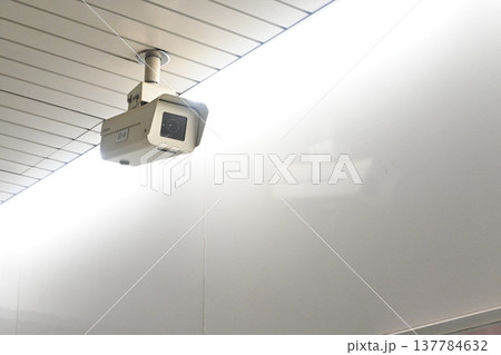 天井に設置された防犯カメラ 137784632