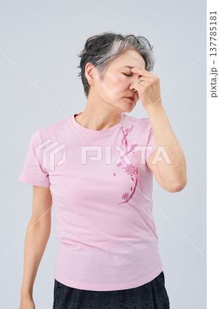 頭痛に苦しむシニア女性 137785181