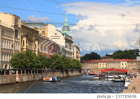 St. Petersburg, Russia, July 12, 2018, Peter and Paul Fortress. The photo shows the Fontanka River and boats with tourists, view St. Petersburg, Russia, July 12, 2018, Peter and Paul Fortress. The photo shows the Fontanka River and boats with tourists, view 137785636