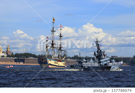 Russia, St. Petersburg, July 21, 2019, warships in the waters of the Neva and the Peter and Paul Fortress, preparation for the parade of the Navy, rehearsal. 137786074