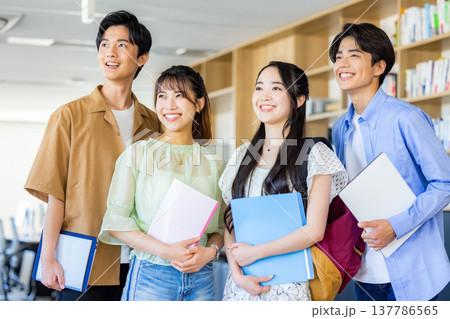 大学生　男女 137786565