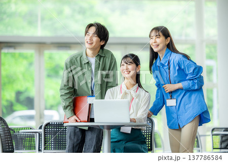 打ち合わせをする男女 137786584