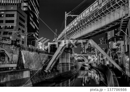 御茶ノ水 鉄道橋と神田川 モノクロ 都市風景 137786986