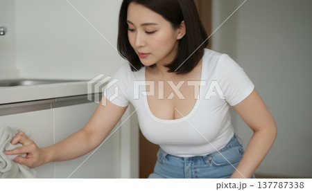 キッチンで拭き掃除をする日本人女性 137787338