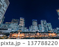 銀装のビルに囲まれた東京駅 137788220