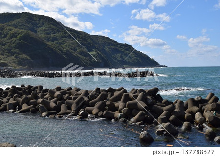 日本海の荒波と消波ブロック 日本海の荒波と消波ブロック 137788327