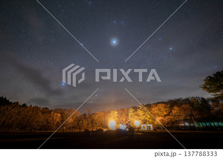 日本の島根県の三瓶山に浮かぶとても美しい春の星空 137788333