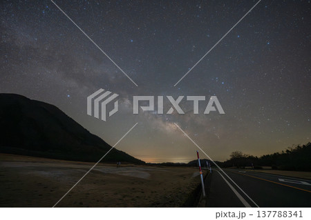 日本の島根県の三瓶山に浮かぶとても美しい春の星空 137788341