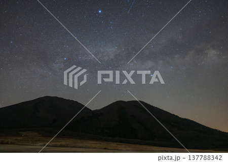 日本の島根県の三瓶山に浮かぶとても美しい春の星空 日本の島根県の三瓶山に浮かぶとても美しい春の星空 137788342