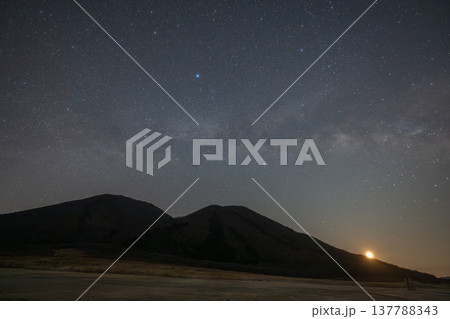 日本の島根県の三瓶山に浮かぶとても美しい春の星空 137788343