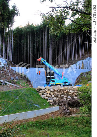 建設中の『砂防ダム』と『ラフテレーンクレーン』 137788862