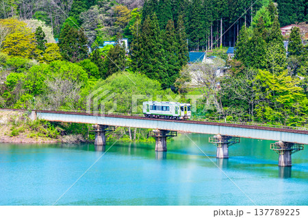 北上線 新緑の第一和賀川橋梁を渡るキハ100 北上線 新緑の第一和賀川橋梁を渡るキハ100 137789225