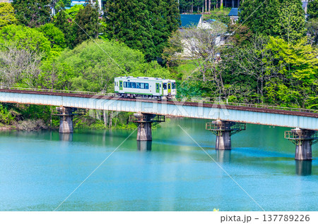 北上線 新緑の第一和賀川橋梁を渡るキハ100 北上線 新緑の第一和賀川橋梁を渡るキハ100 137789226