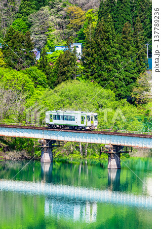 北上線 新緑の第一和賀川橋梁を渡るキハ100 北上線 新緑の第一和賀川橋梁を渡るキハ100 137789236
