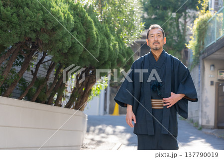 着物を着た男性 着物を着た男性 137790019