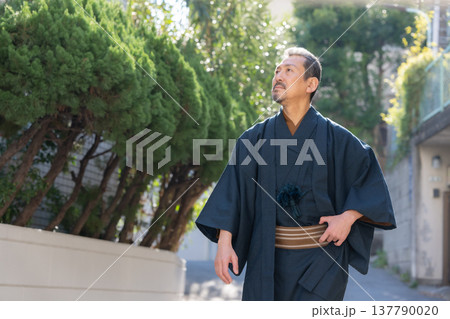着物を着た男性	 137790020