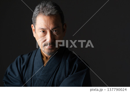 着物を着た男性	 137790024
