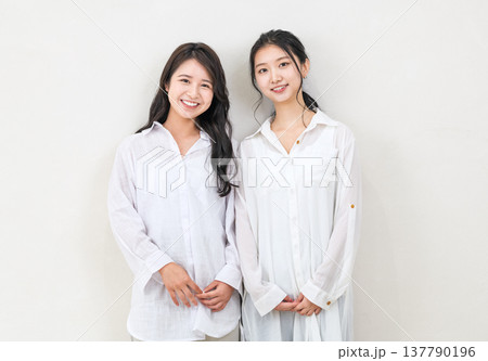 若い女性2人のポートレート 若い女性2人のポートレート 137790196