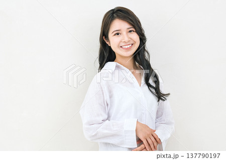 若い女性のポートレート 137790197