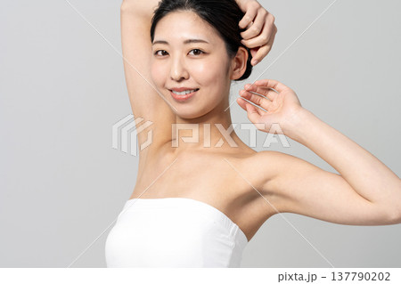 チューブトップを着た若い女性の美容イメージ チューブトップを着た若い女性の美容イメージ 137790202