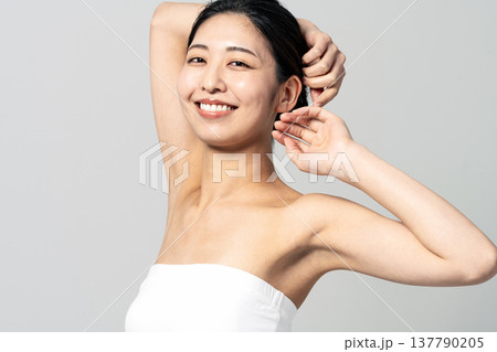 チューブトップを着た若い女性の脱毛イメージ チューブトップを着た若い女性の脱毛イメージ 137790205