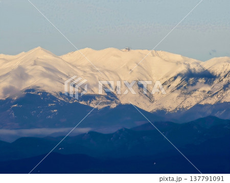 Morning Glow Highlights Snowy Mountains, Early Sunrise Illuminating Frosty Mountain Summits And Valleys 137791091