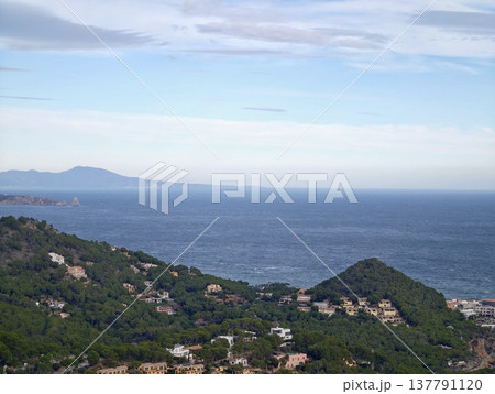 Vast Shoreline With Wooded Hills, Tranquil Seaside Setting With Distant Mountain Peaks And Calm Waters 137791120