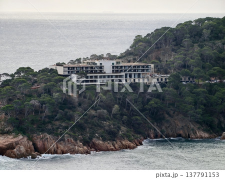 Elegant Cliffside Accommodation Showcasing Stunning Ocean Views And Bold Modern Architecture 137791153