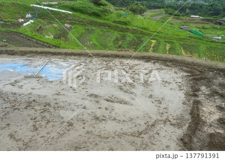大阪府千早赤阪村下赤阪の田植え前の棚田を撮影 大阪府千早赤阪村下赤阪の田植え前の棚田を撮影 137791391
