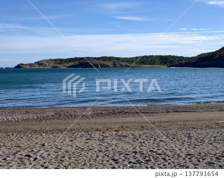 Serene Sandy Shoreline With Gentle Surf, Peaceful Coast Featuring Rolling Waves And Morning Light 137791654