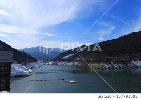 【神奈川県】記録的渇水により大幅に水位が低下した宮ケ瀬湖 137791688