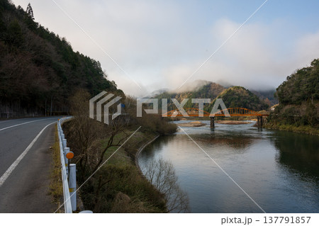 日本の島根県のとても美しい山村の風景 137791857